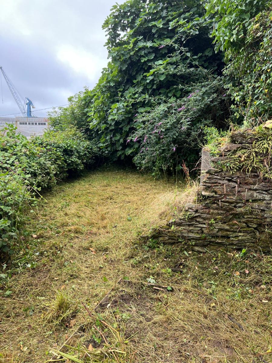 Chantier d'entretien de jardin réalisé par Antoine Machacek, paysagiste du réseau Factotum, près de Brest 